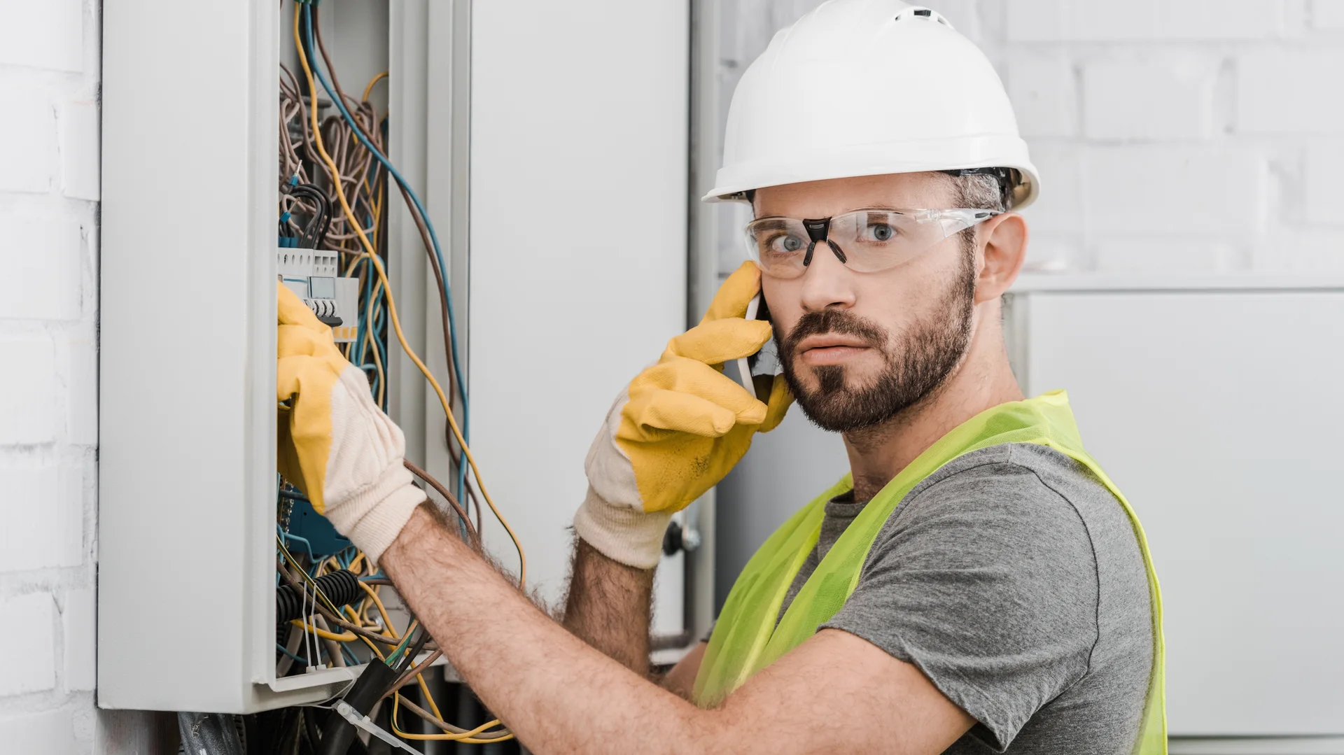 Électricien professionnel en intervention à Paris